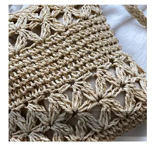 Détail du sac en paille tissé à la main avec motifs au crochet et doublure interne