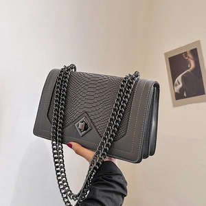 Sac bandoulière gris foncé à motif serpent gaufré avec chaîne et fermoir métallique