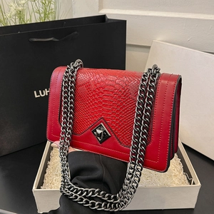 Sac bandoulière rouge effet serpent avec chaîne en métal et emballage cadeau de luxe