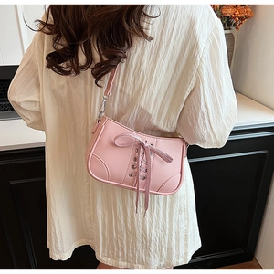 Rosa matte Leder-Baguette-Tasche mit Schleifendetail und Schnürsenkel-Ausschnitt