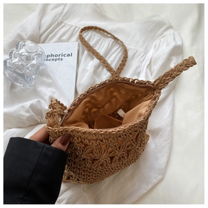 Detailaufnahme der handgewebten braunen Strohtasche mit Innenfutter und Sternmuster