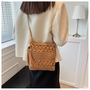Sac bandoulière en paille tissé à la main avec motifs évidés et franges pompons