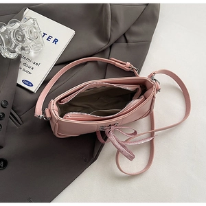 Detaillierte Draufsicht auf das Innenleben der rosa Tasche mit Reißverschluss
