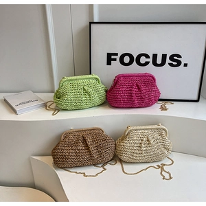 Détail de sacs nuages tressés en quatre couleurs avec chaînes dorées et texture riche