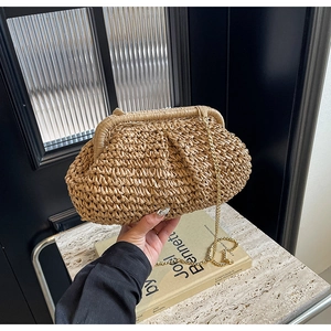 Détail de la pochette nuage en paille tressée kaki avec fine chaîne dorée chic