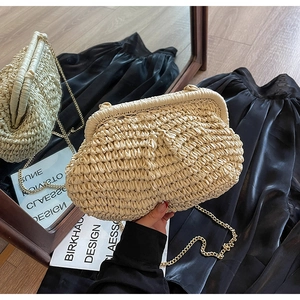 Gros plan du sac nuage tressé beige montrant la texture, la chaîne dorée et les détails