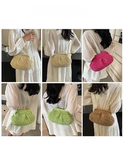Détail des sacs tissés avec chaîne en beige, kaki, rose et vert portés par un modèle