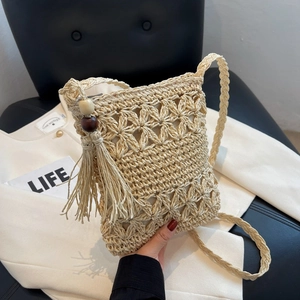 Handgefertigte Häkel-Umhängetasche mit Fransen und Holzperlen in cremeweißem Design