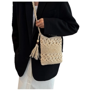 Handgefertigte Häkeltasche mit Blumenmuster, Fransen und Holzperlen für den Sommer