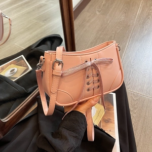 Rosafarbene minimalistische Baguette-Tasche mit Glitzerschleife und modischen Nietendetails