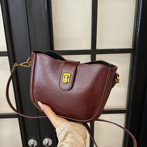 Retro burgunderrote Beuteltasche mit Vintage-Metallschloss und verstellbarem Schultergurt