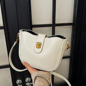 Minimalistische beige Beuteltasche aus Leder mit goldener Schnalle und Schultergurt