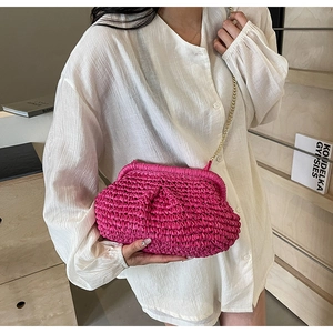 Détail du sac nuage tissé fuchsia avec texture en coton et bandoulière chaîne dorée