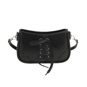 Minimalistische schwarze Baguette-Tasche mit Schnürung, Schleife und Silberösen