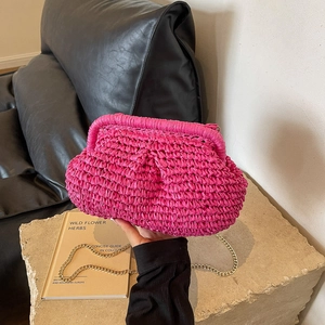 Sac nuage tressé rose fuchsia tendance avec chaîne dorée pour les vacances