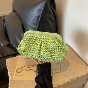 Sac bandoulière tissé vert clair chic avec chaîne dorée pour un look mode minimaliste