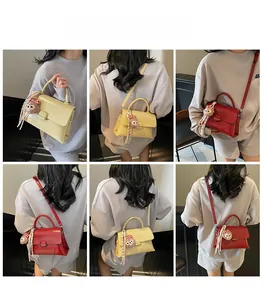 Collage de mini sacs carrés crème et rouges montrant les styles bandoulière et main