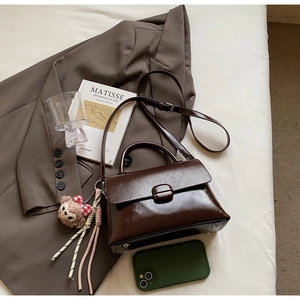 Sac bandoulière en cuir brillant marron foncé avec poignée et breloque peluche