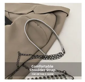 Nahaufnahme des bequemen Schultergurts mit Silberkette und glattem Polsterdetail der Tasche