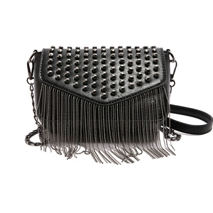 Schicke schwarze Umhängetasche mit Nieten und silbernen Kettenfransen im Punk-Stil