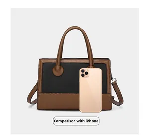 Handtasche in Braun und Schwarz im Größenvergleich mit einem iPhone für den Alltag