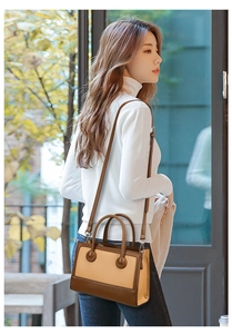 Detail der Lederhandtasche im Color-Block-Design mit Doppelgriffen und Schultergurt