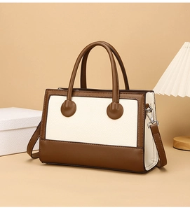 Detail der Kontrast-Handtasche mit Litschi-Leder und silbernen Metallschnallen-Akzenten