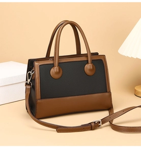 Detail der Kontrast-Leder-Handtasche mit Doppelgriffen und silbernen Haken