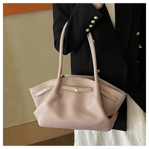 Detail der rosa Leder-Tote-Bag mit eleganter Seitenfalte und edler Metallschnalle
