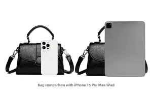 Comparaison de taille du sac à main en cuir noir avec iPad et iPhone 15 Pro Max
