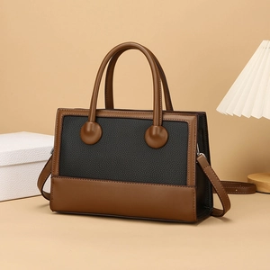 Retro-Handtasche in Kontrastfarben aus Kunstleder mit Kieselstruktur und zwei Griffen