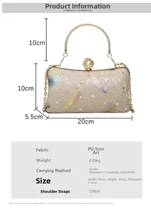 Detalle de bolso de fiesta dorado con lentejuelas, textura de plumas y perla