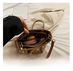 Vue de l'intérieur du sac en cuir marron avec espace pour portefeuille et maquillage