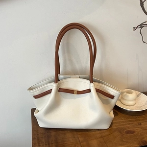 Retro cremeweiße Tragetasche aus genarbtem Leder mit braunen Kontrastriemen für den Alltag