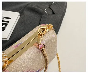 Primer plano de bolso de fiesta con lentejuelas doradas y detalles de herrajes finos.