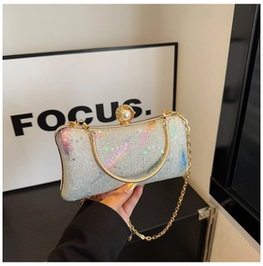 Détail de la pochette pailletée à motif plume avec fermoir en perles et strass