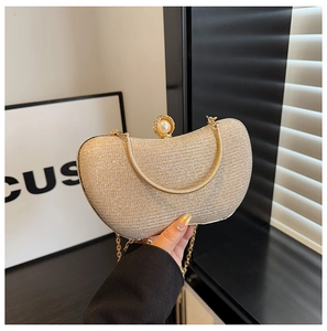 Détail du sac de soirée croissant or champagne avec maille tissée et fermoir perle