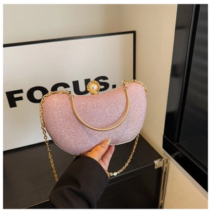 Détails d'une pochette rose pailletée avec poignée dorée et fermoir en perle