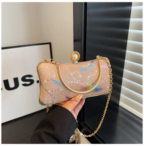 Détail de la pochette de soirée pailletée avec plumes champagne et fermoir en perles