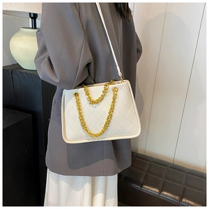 Détail du sac à main blanc en similicuir matelassé avec grosse chaîne dorée