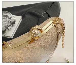 Vue détaillée de la pochette de soirée dorée avec fermoir en perles et strass