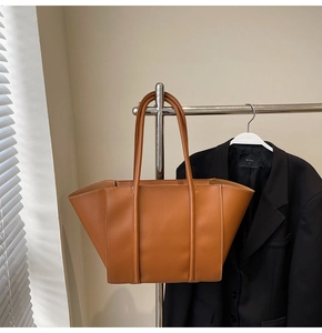 Détail du grand sac cabas caramel avec coutures blanches contrastées et style vintage