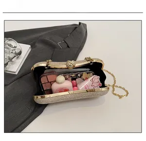 Vue détaillée de la pochette à paillettes or champagne montrant la capacité interne