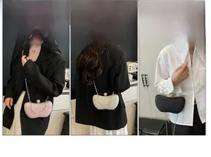 Pochettes de soirée pailletées en rose, argent et noir avec fermoir perle et chaîne