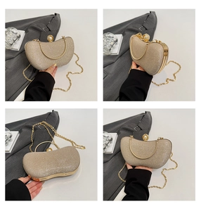 Détail de la pochette de soirée à paillettes dorées avec fermoir en perles et anse