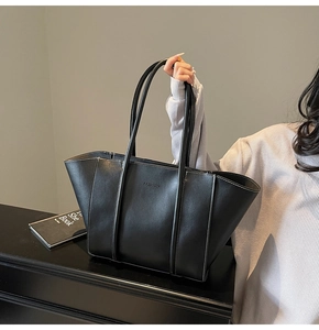 Détail d'un grand sac fourre-tout noir avec surpiqûres blanches et gaufrage Fashion