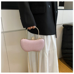 Sac de soirée à paillettes roses avec poignée anneau dorée et fermoir perle avec chaîne