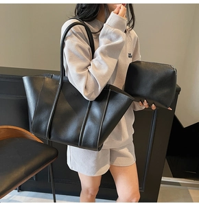 Détail du sac cabas noir en similicuir avec logo FASHION et pochette assortie