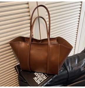 Détail du cabas vintage marron avec surpiqûres blanches et lettrage FASHION élégant