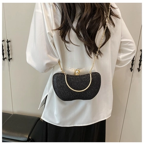 Détail du sac de soirée à paillettes noires avec chaîne dorée et fermoir perle